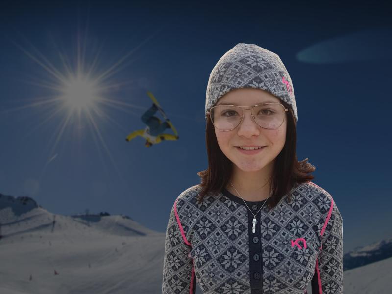 flicka i skidbacken med Snowboard halssmycke i silver med berlock