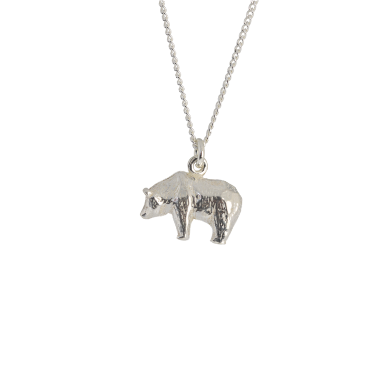 halssmycke i silver med en brunbjörn
