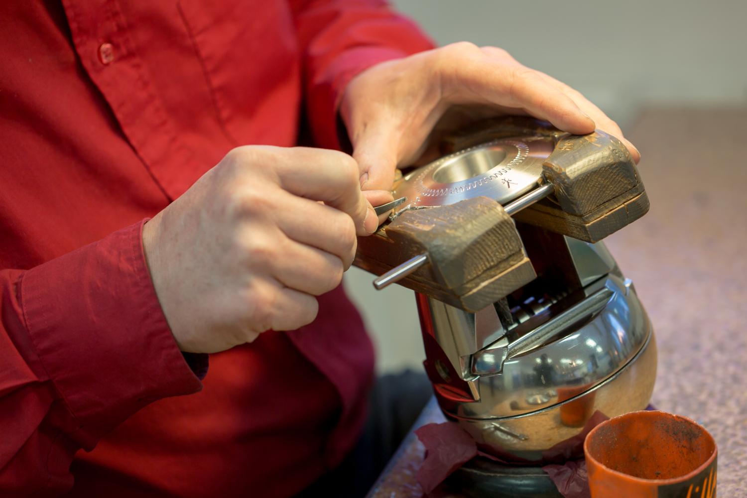 man som tillverkar samiska smycken för hand