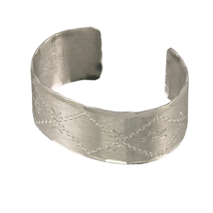 armband i tenn med samiska tecken