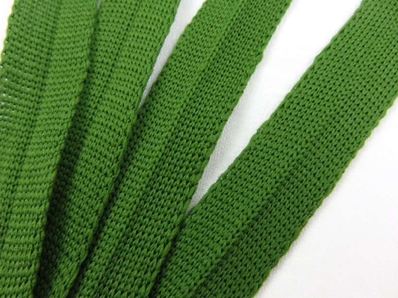 B123 Stickat kantband 15 mm grön
