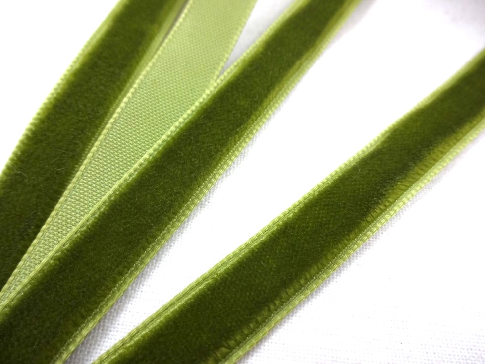 B510 Sammetsband 10 mm olivgrön