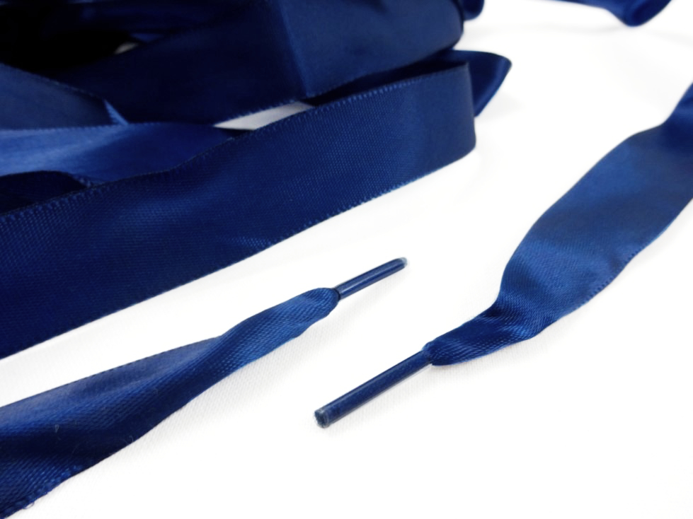 B651 Satinbandssnodd med plaständar mörkblå (110 cm)