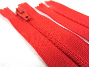 D072 Opti Coil Zipper 15 cm Closed End red