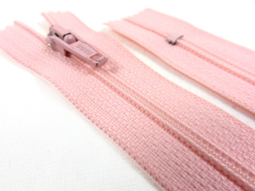 D103 Coil Zipper 18 cm Closed End light pink