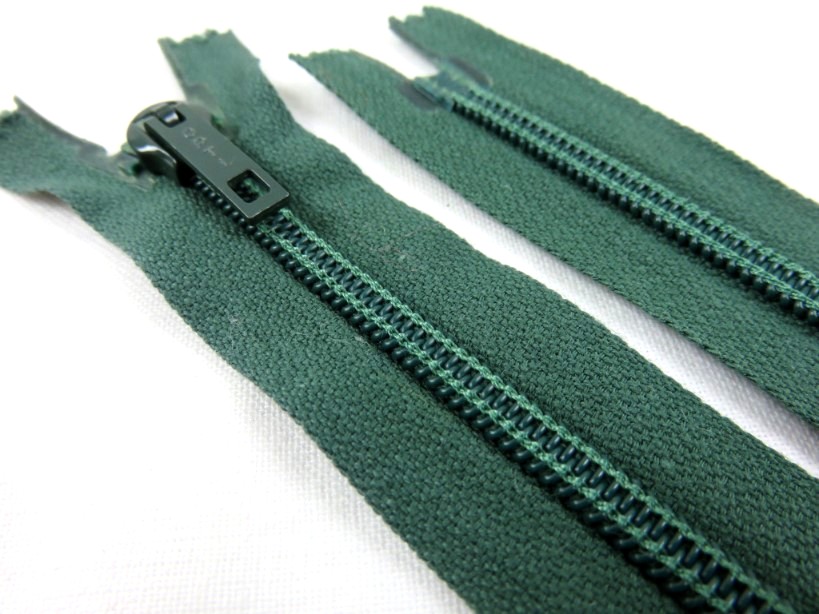 D104 Opti Coil Zipper 20 cm Closed End dark green