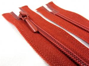 D105 Opti Coil Zipper 12 cm Closed End red