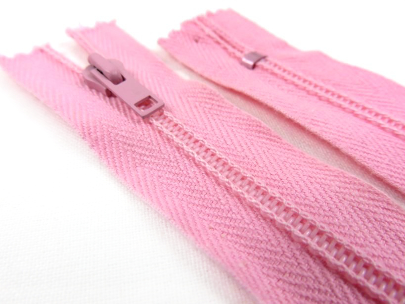D106 Coil Zipper 12 cm Closed End pink