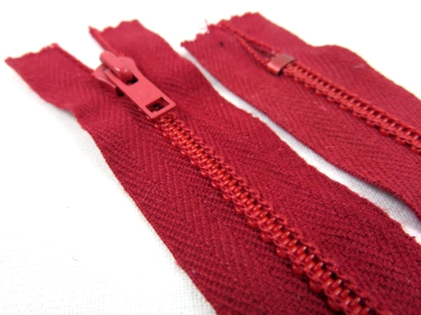 D106 Coil Zipper 12 cm Closed End dark red