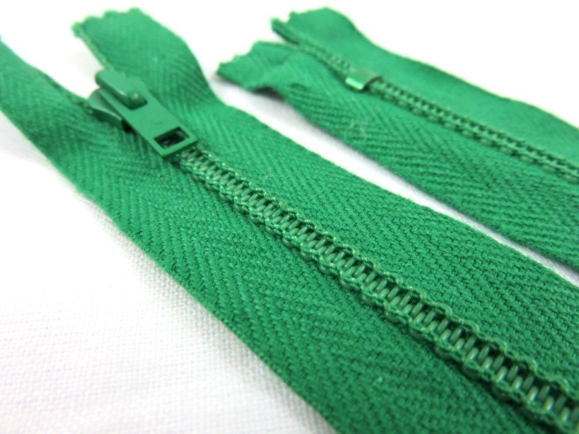 D106 Coil Zipper 18 cm Closed End green