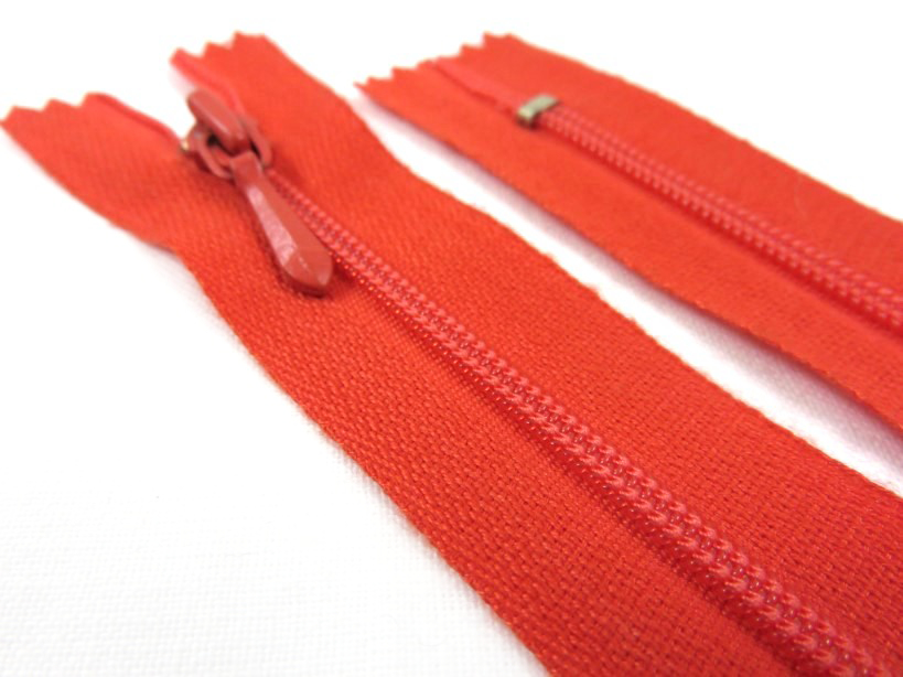 D108 Coil Zipper 15 cm Closed End red