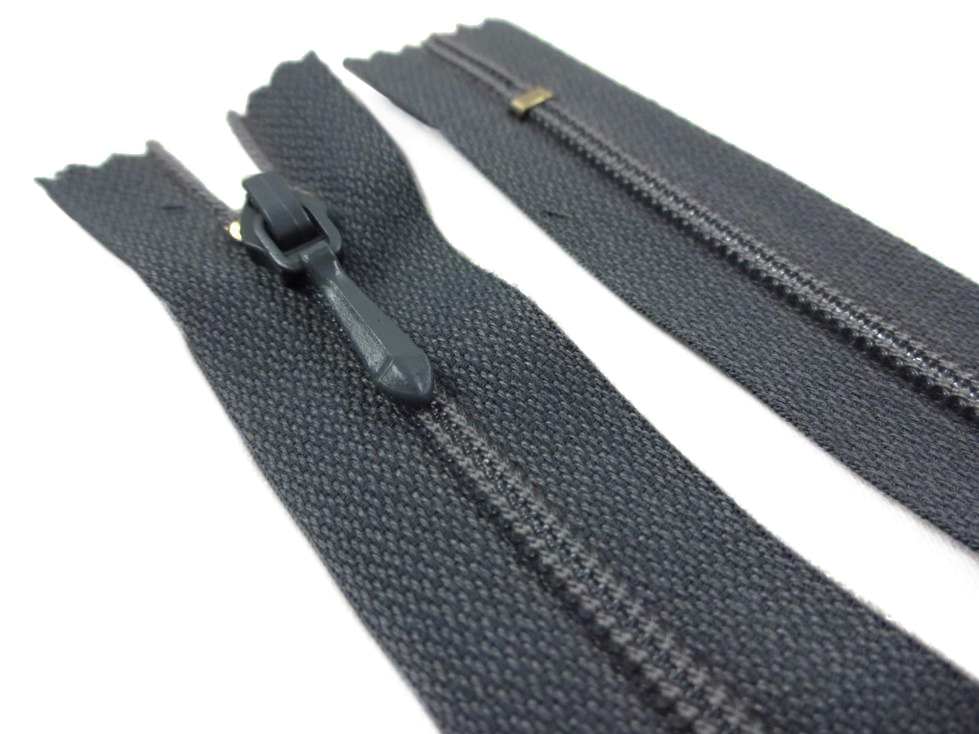 D108 Coil Zipper 18 cm Closed End grey