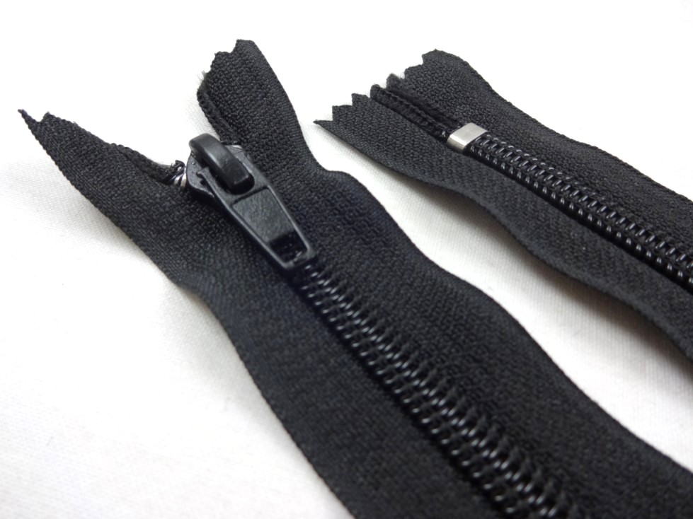D358 Coil Zipper 16 cm Closed End black