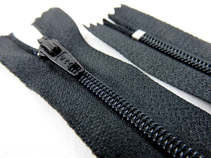 D700 Coil Zipper 40 cm Closed End black