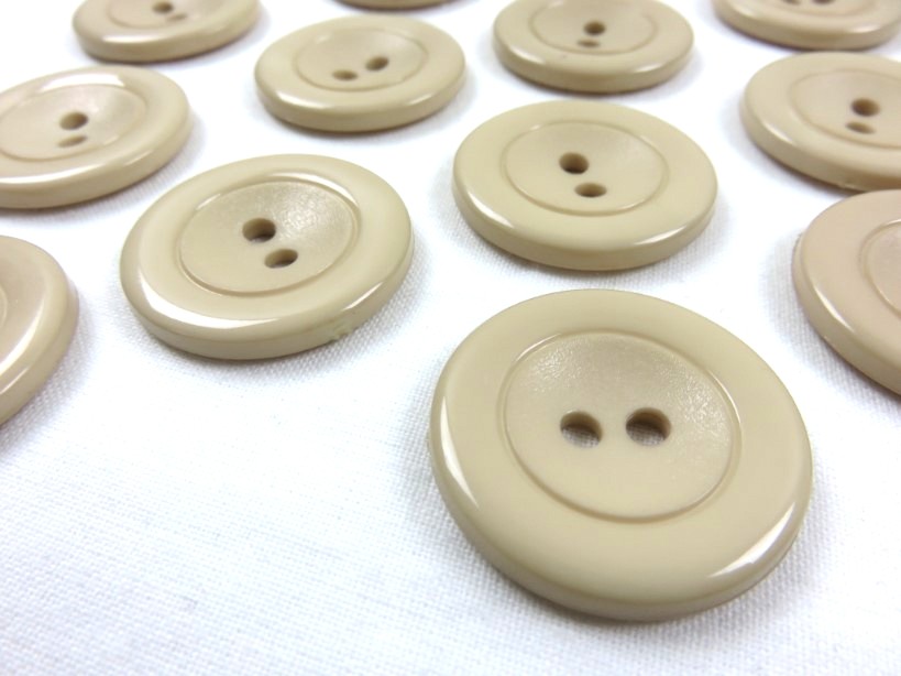 K002 Plastic Button 30 mm light beige