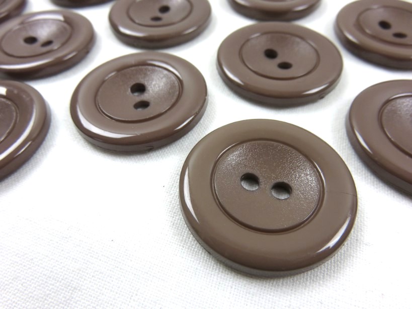 K002 Plastic Button 30 mm dark brown