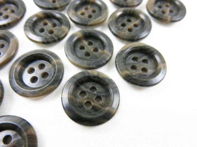 K009 Plastic Button 15 mm Marbled brown