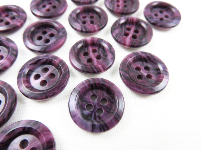 K009 Plastic Button 15 mm Marbled purple