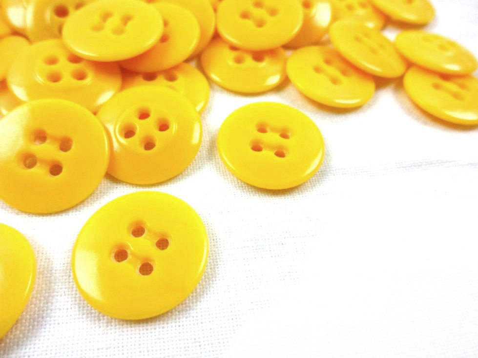 K010 Plastic Button 17 mm yellow