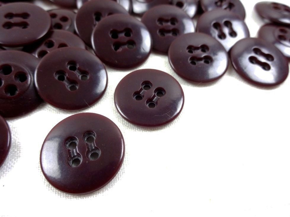 K010 Plastic Button 17 mm dark purple