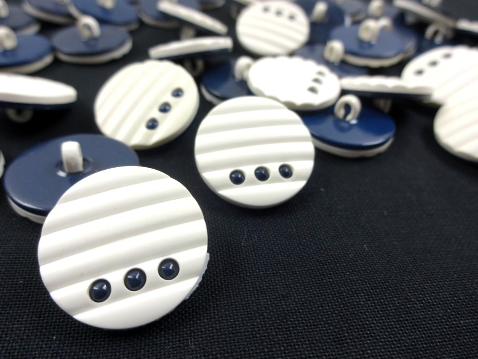 K011 Plastic Button 20 mm white/dark blue