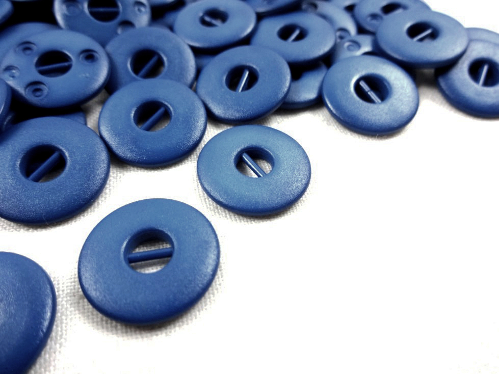 K012 Plastic Button 15 mm blue