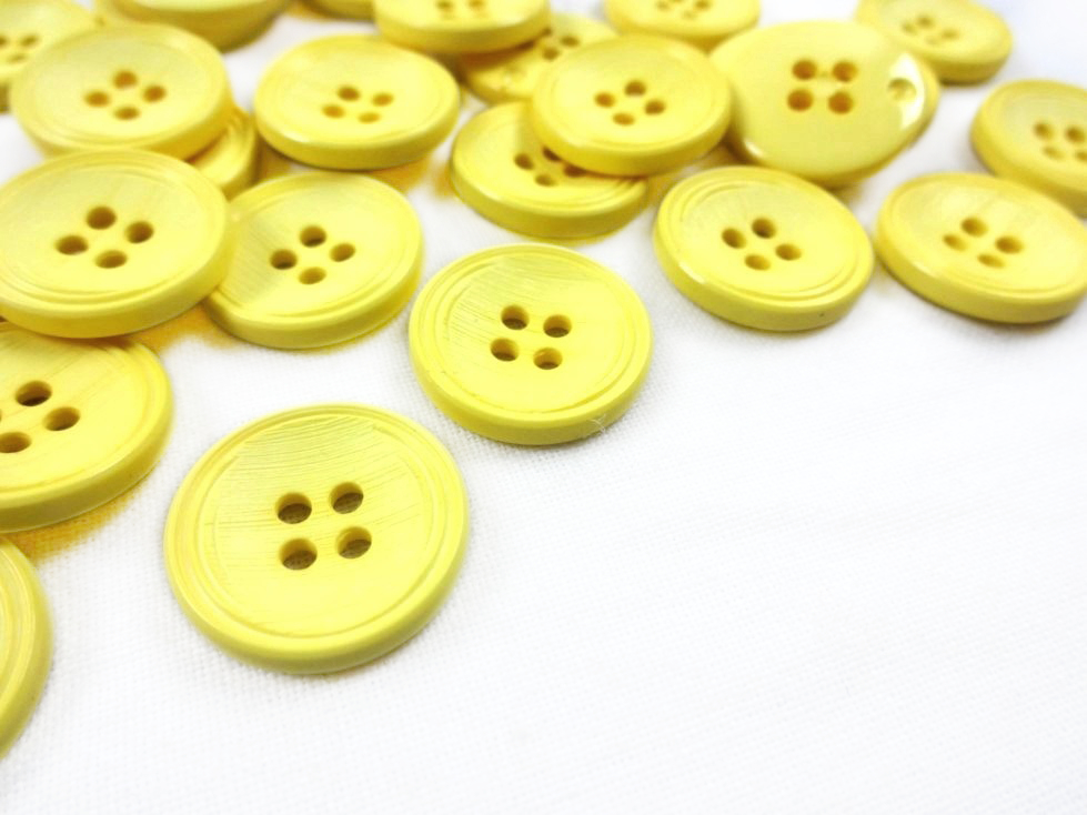 K013 Plastic Button 18 mm light yellow