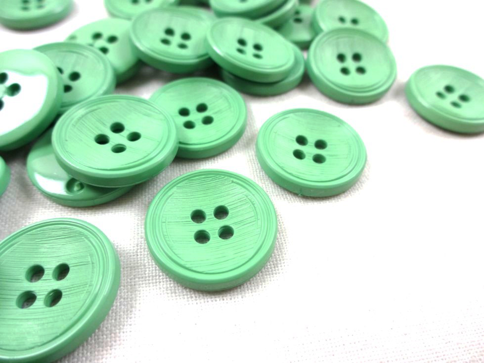 K013 Plastic Button 18 mm light green