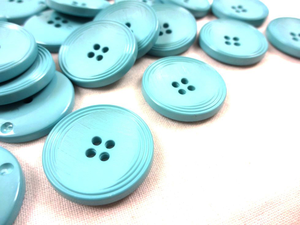 K013 Plastic Button 25 mm light blue