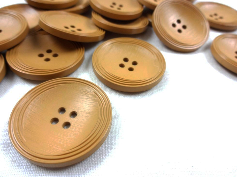 K013 Plastic Button 31 mm brown