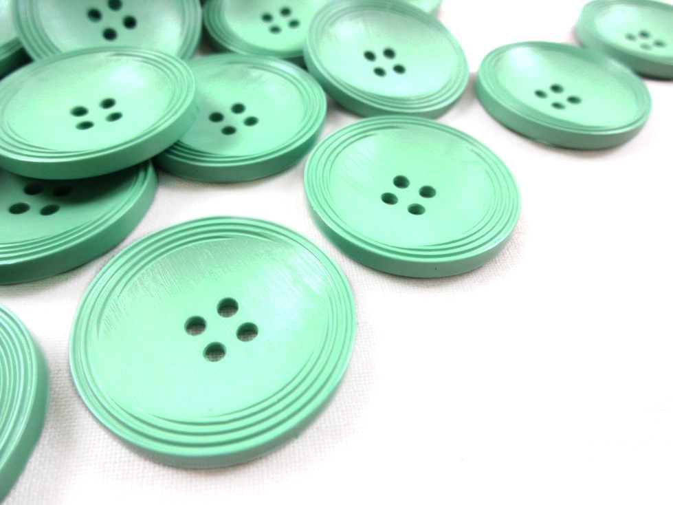 K013 Plastic Button 31 mm light green