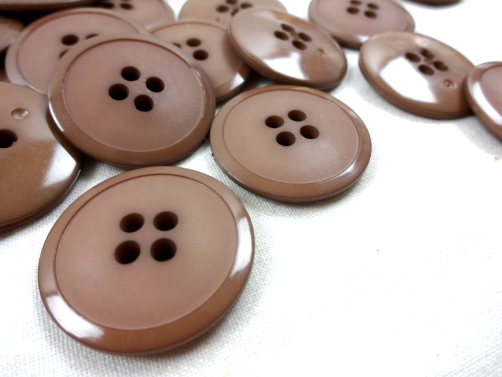 K020 Plastic Button 28 mm brown