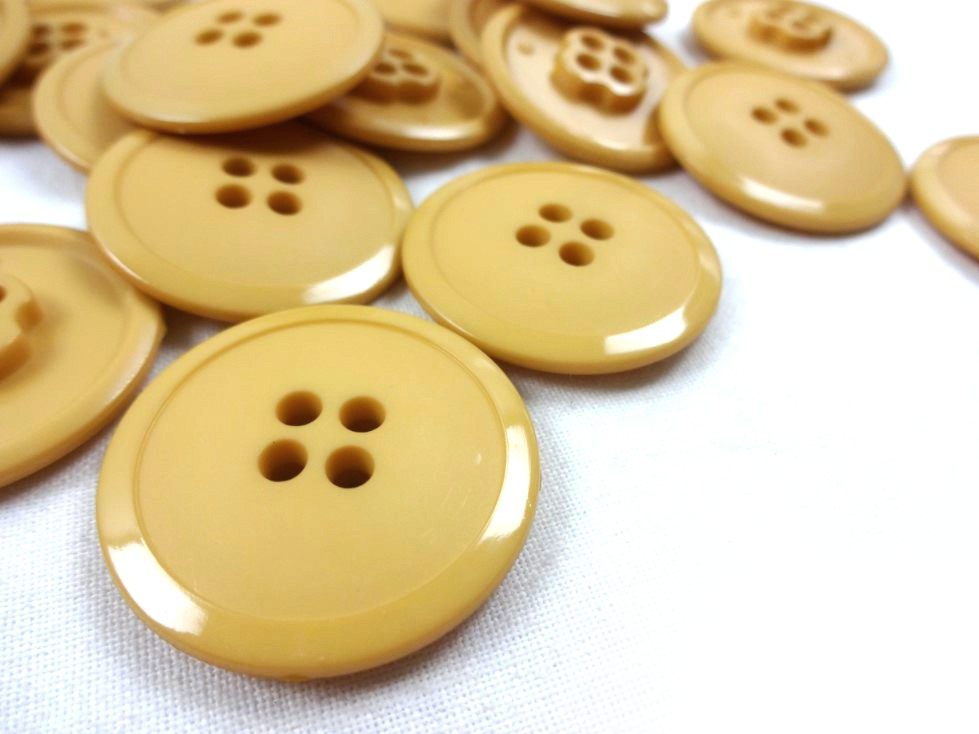 K020 Plastic Button 30 mm light brown