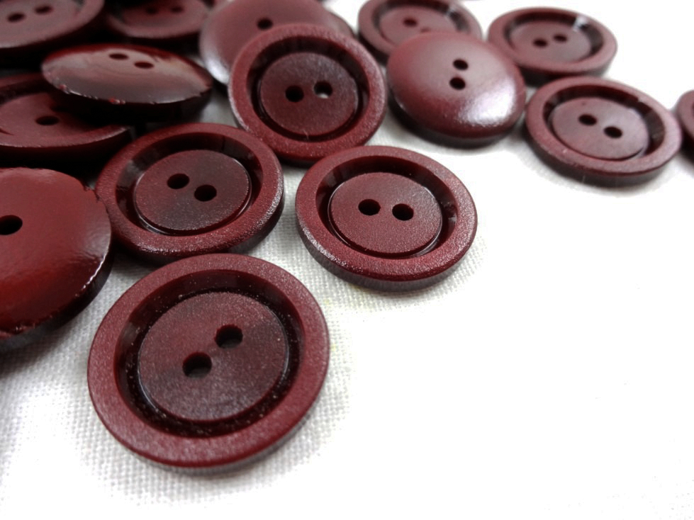 K025 Plastic Button 18 mm wine red
