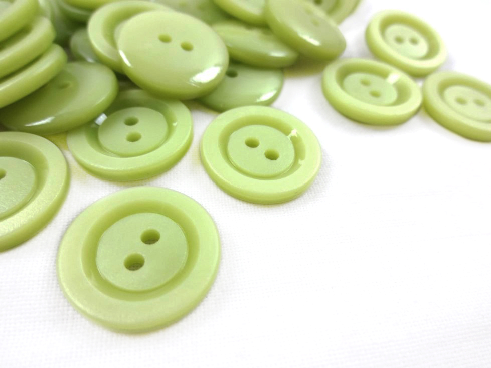 K025 Plastic Button 18 mm light green