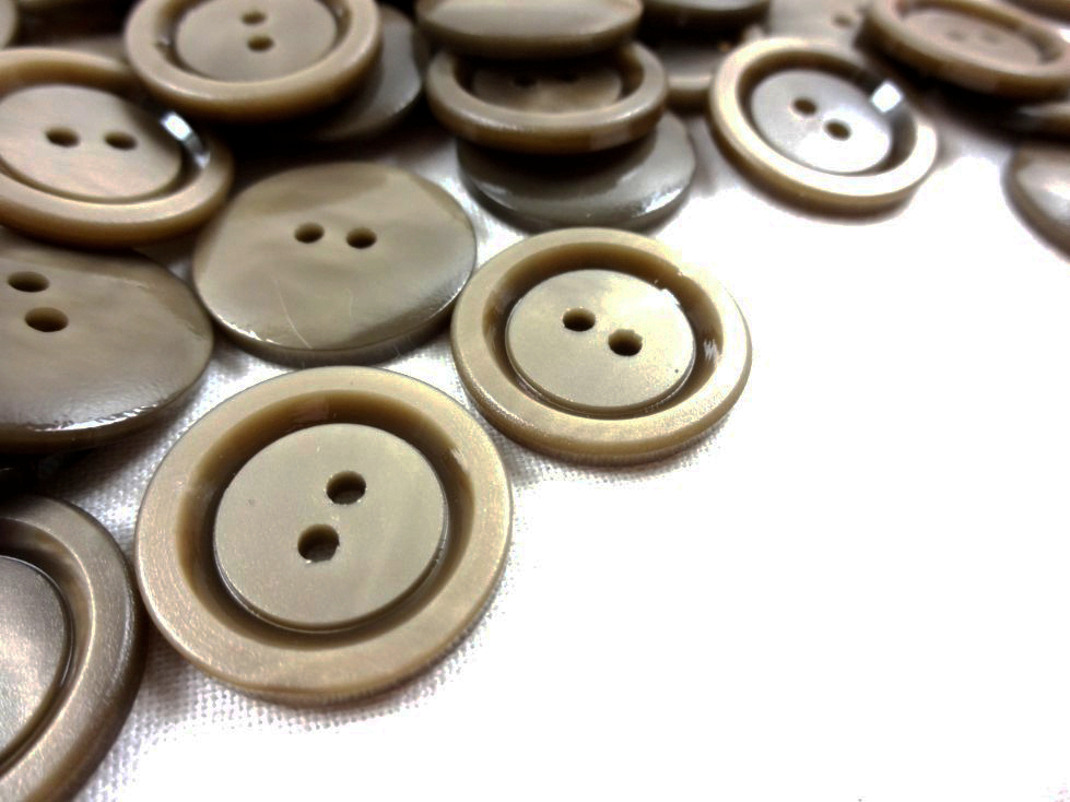 K025 Plastic Button 20 mm brown
