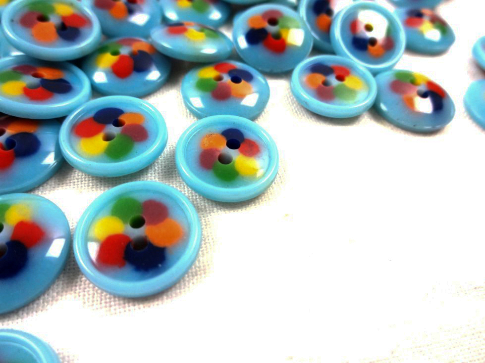 K026 Plastic Button Flower 14 mm light blue
