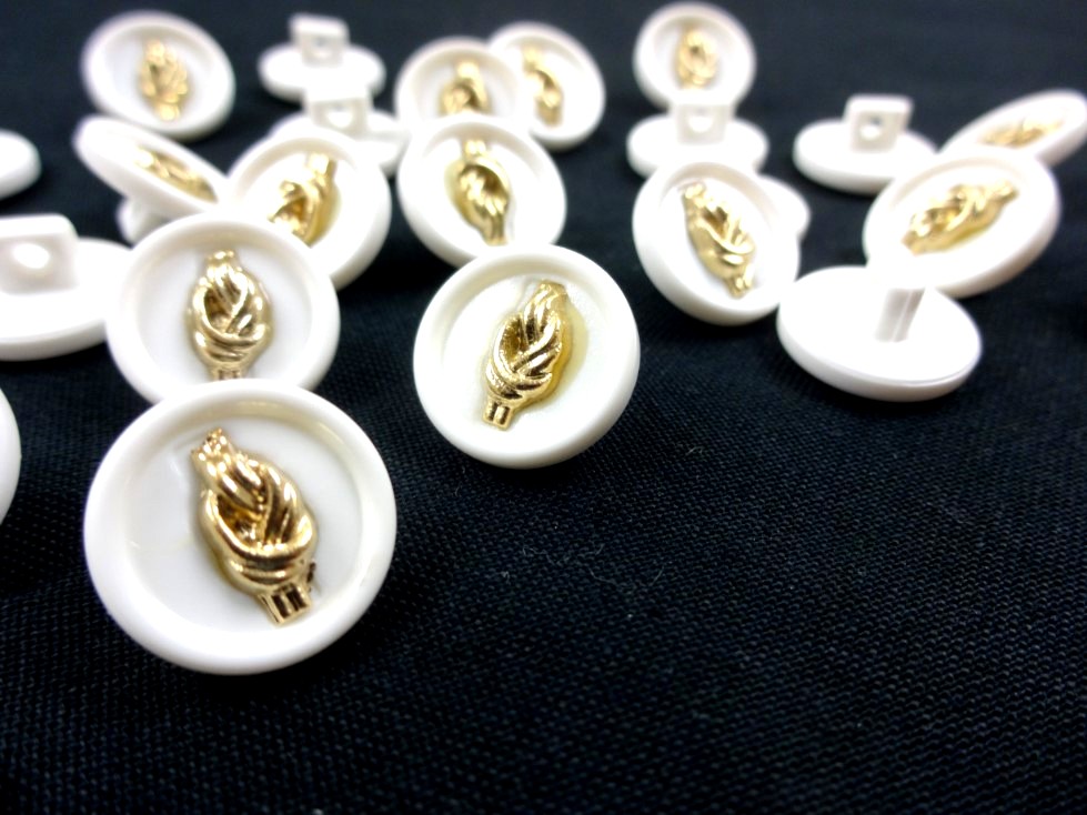 K029 Plastic Button 14 mm Knot white/gold