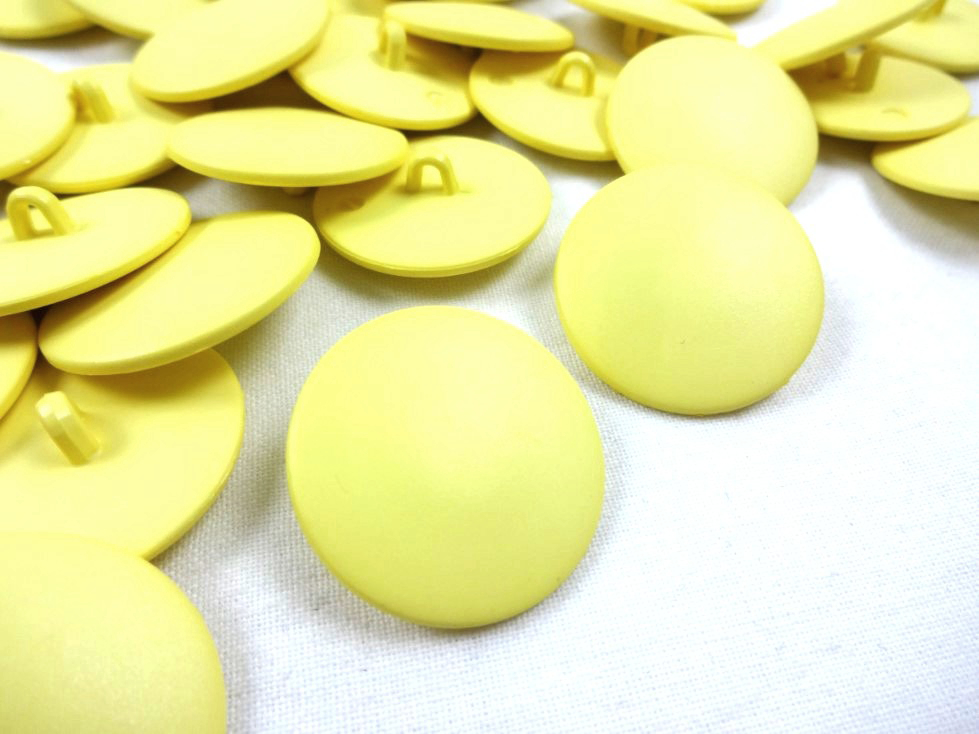 K033 Plastic Button Basic 28 mm light yellow