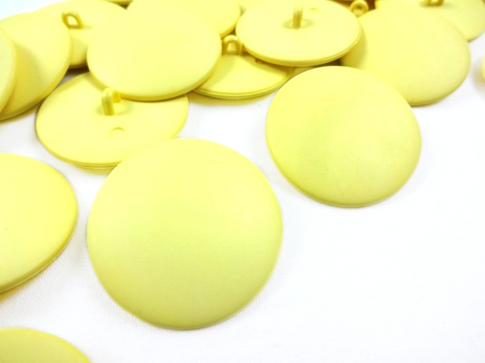 K033 Plastic Button Basic 34 mm light yellow