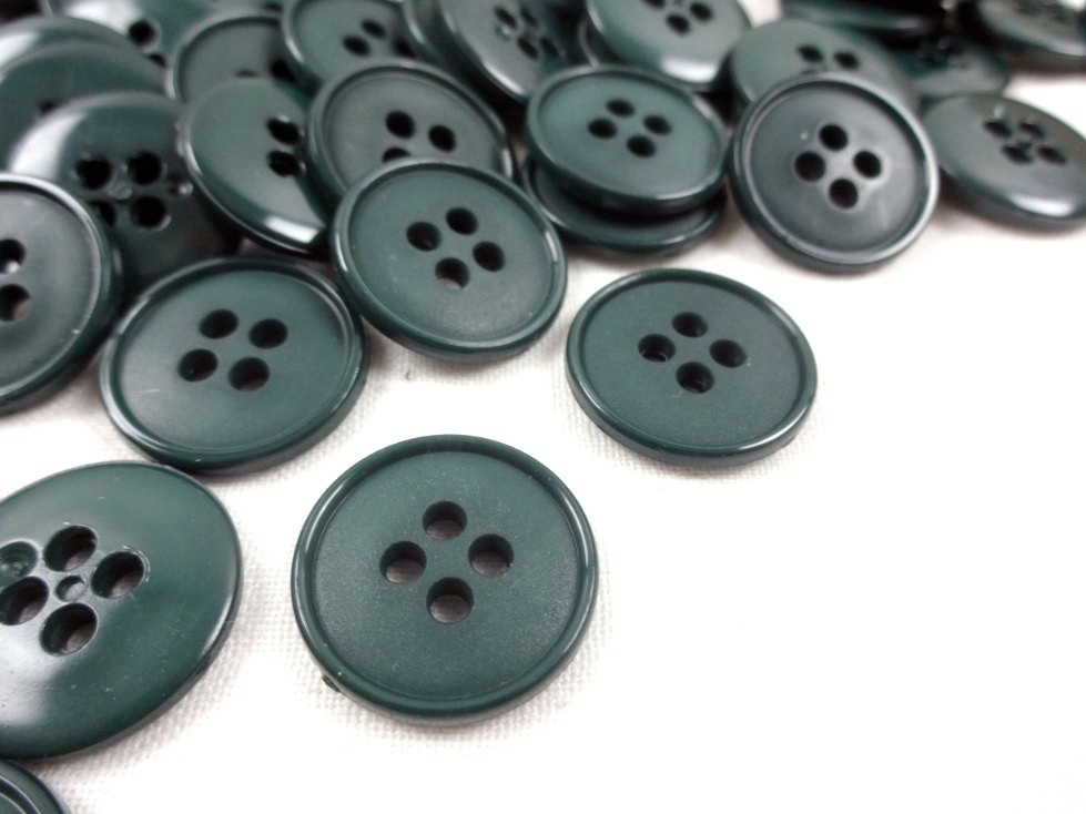 K037 Plastic Button 18 mm Basic dark green