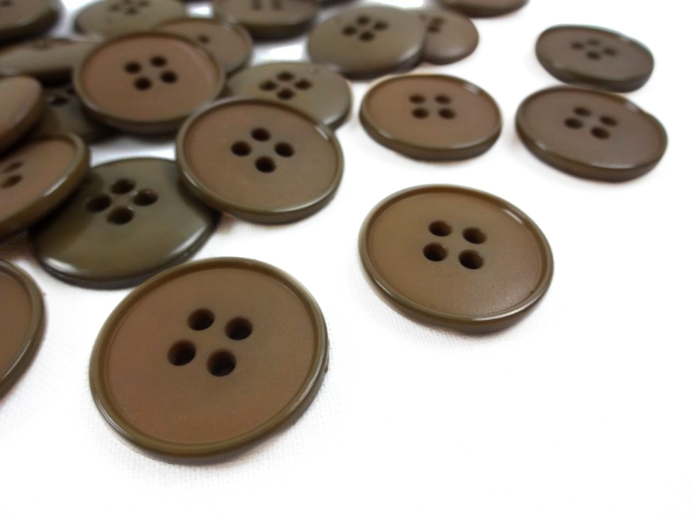 K037 Plastic Button 23 mm Basic brown
