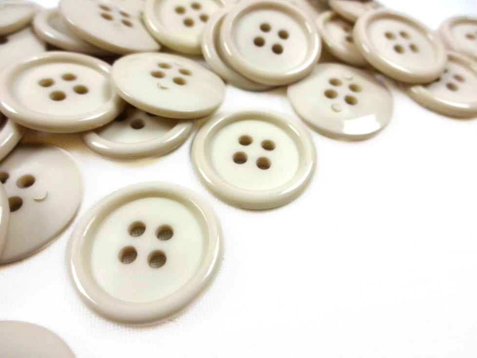 K038 Plastic Button Basic 21 mm beige
