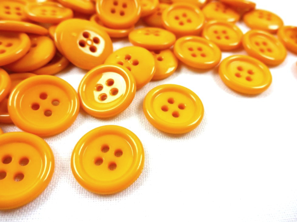 K039 Plastic Button Basic 15 mm yellow
