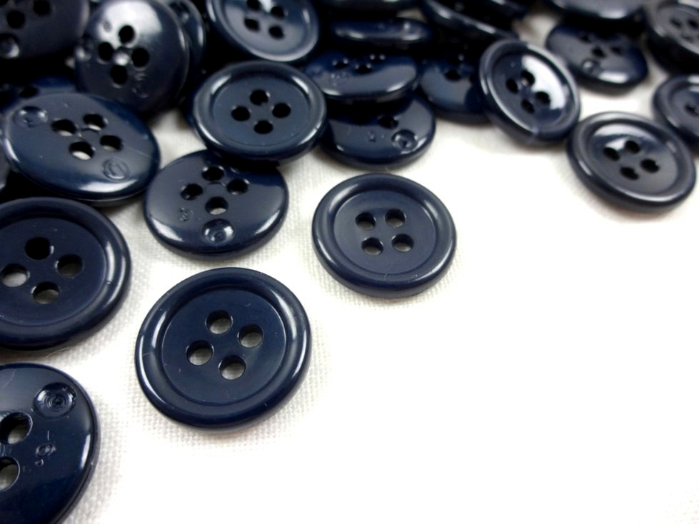 K039 Plastic Button Basic 15 mm dark blue