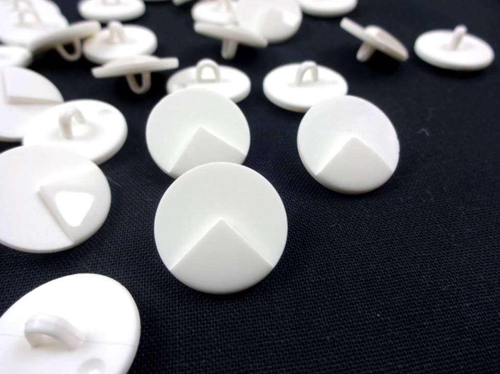 K042 Plastic Button 18 mm Triangle white
