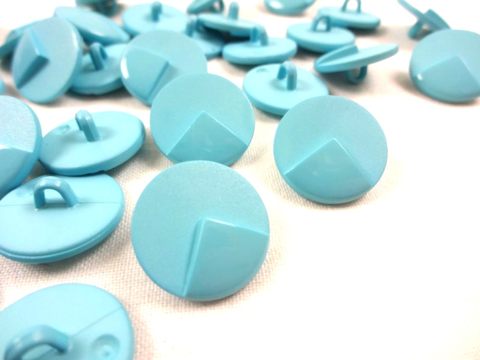K042 Plastic Button 18 mm Triangle blue
