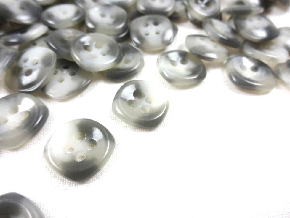 K092 Plastic Button 13 mm patterned grey