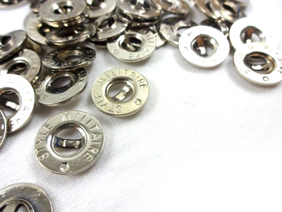 K137 Metal Button Militaire Style 14 mm silver