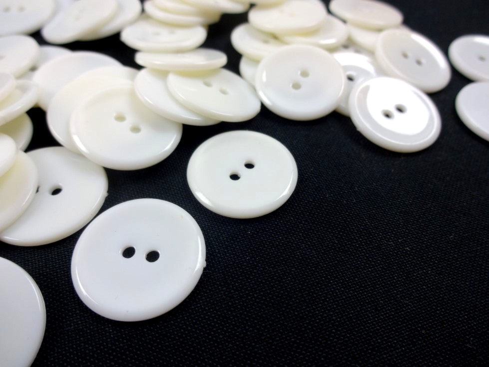 K208 Plastic Button 19 mm white